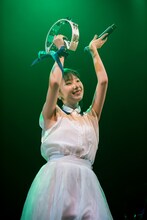 タンバリンを鳴らす南端まいな。