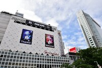東京・渋谷に掲出されたB'z「NEW LOVE」の屋外看板。