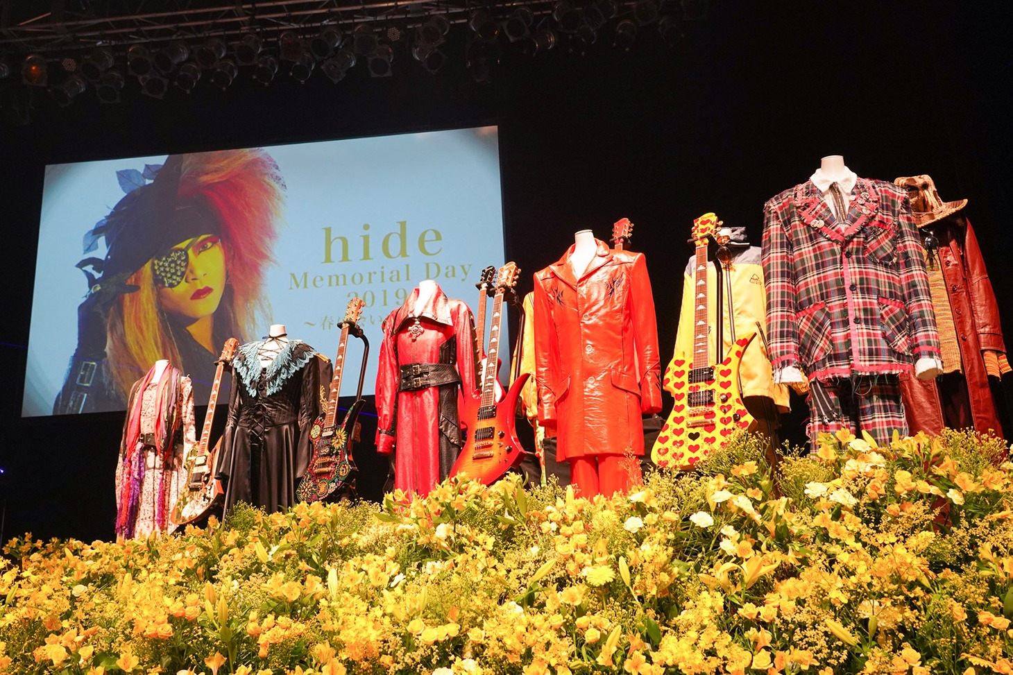 「hide Memorial Day 2019～春に会いましょう～」祭壇 (c)HEADWAX ORGANIZATION CO., LTD. / photo by Hitomi Katada（nonfix creative）