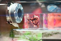 「hide×エムズシステムスピーカーVDRS hide model【HEADWAX】」外観 (c)HEADWAX ORGANIZATION CO., LTD. / photo by Hitomi Katada（nonfix creative）