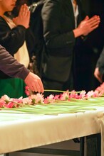 「hide Memorial Day 2019～春に会いましょう～」献花式の様子。(c)HEADWAX ORGANIZATION CO., LTD. / photo by Hitomi Katada（nonfix creative）