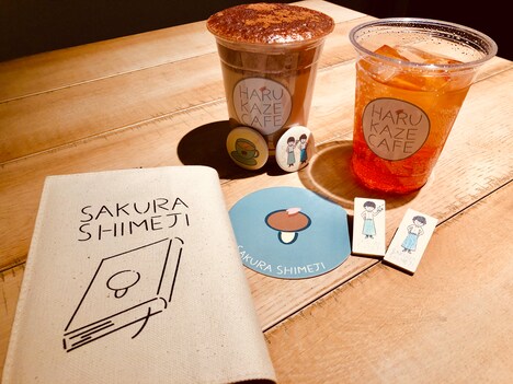 「春風-ハルカゼ-CAFE」で提供されるドリンクとグッズ。