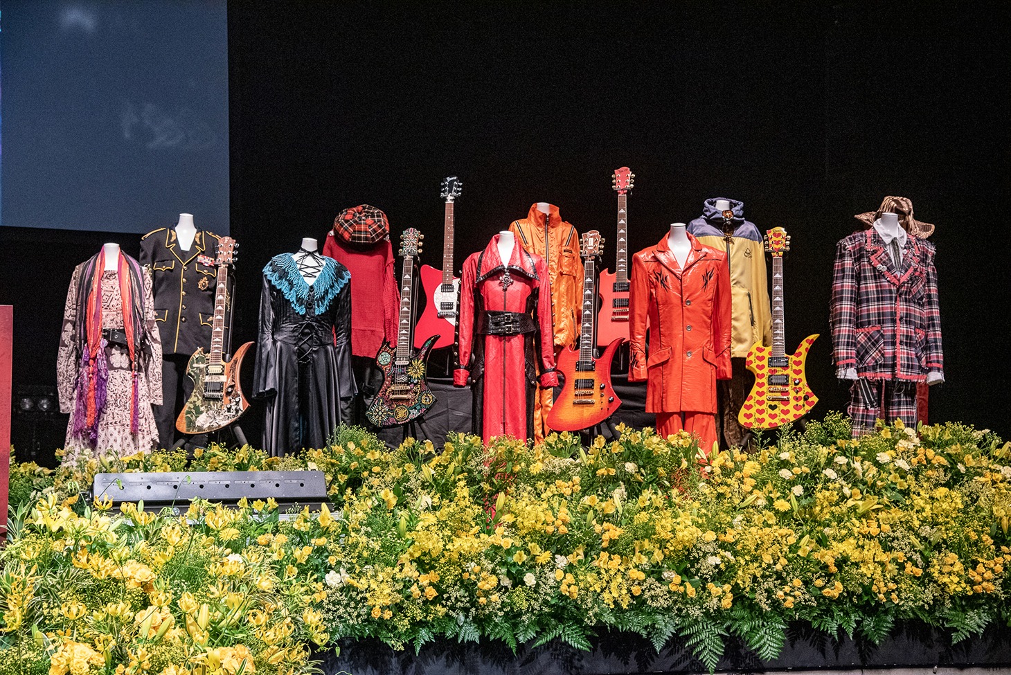 「hide Memorial Day 2019～春に会いましょう～」祭壇の展示物。