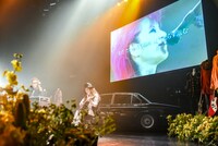 I.N.A.（hide with Spread Beaver）、PATA（X JAPAN、Ra:IN）によるライブの様子。