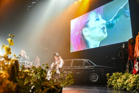 I.N.A.(hide with Spread Beaver)、PATA(X JAPAN、Ra:IN)によるライブの様子。