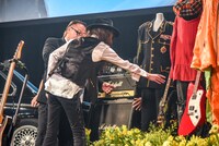 hideのギターに手を伸ばすPATA。