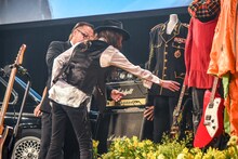 hideのギターに手を伸ばすPATA。