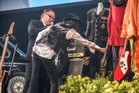 hideのギターを手に取るPATA。