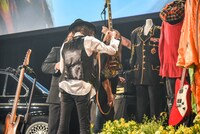 hideのギターを持つPATA。