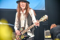 hideのギターを奏でるPATA。