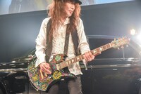 人気画像8位は「hide命日イベントにX JAPAN・PATAサプライズ登場、hide愛用ギターで『TELL ME』捧げる」より、hideのギターを奏でるPATA。