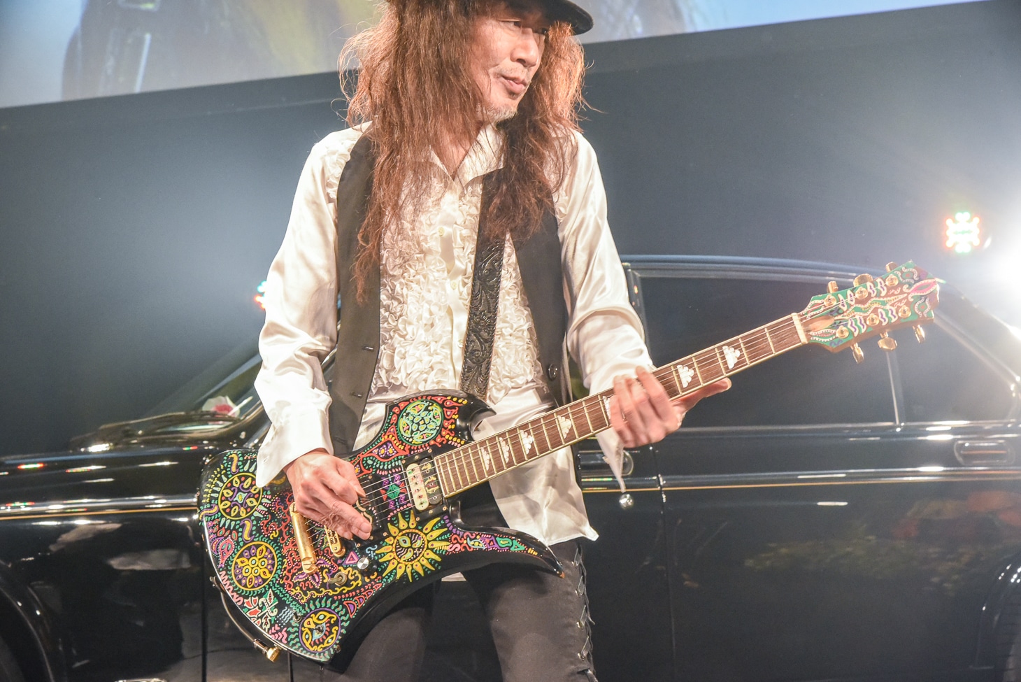 人気画像8位は「hide命日イベントにX JAPAN・PATAサプライズ登場、hide愛用ギターで『TELL ME』捧げる」より、hideのギターを奏でるPATA。