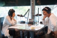 左から絢香、KREVA。