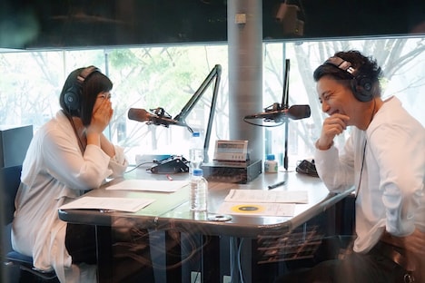 左から絢香、KREVA。