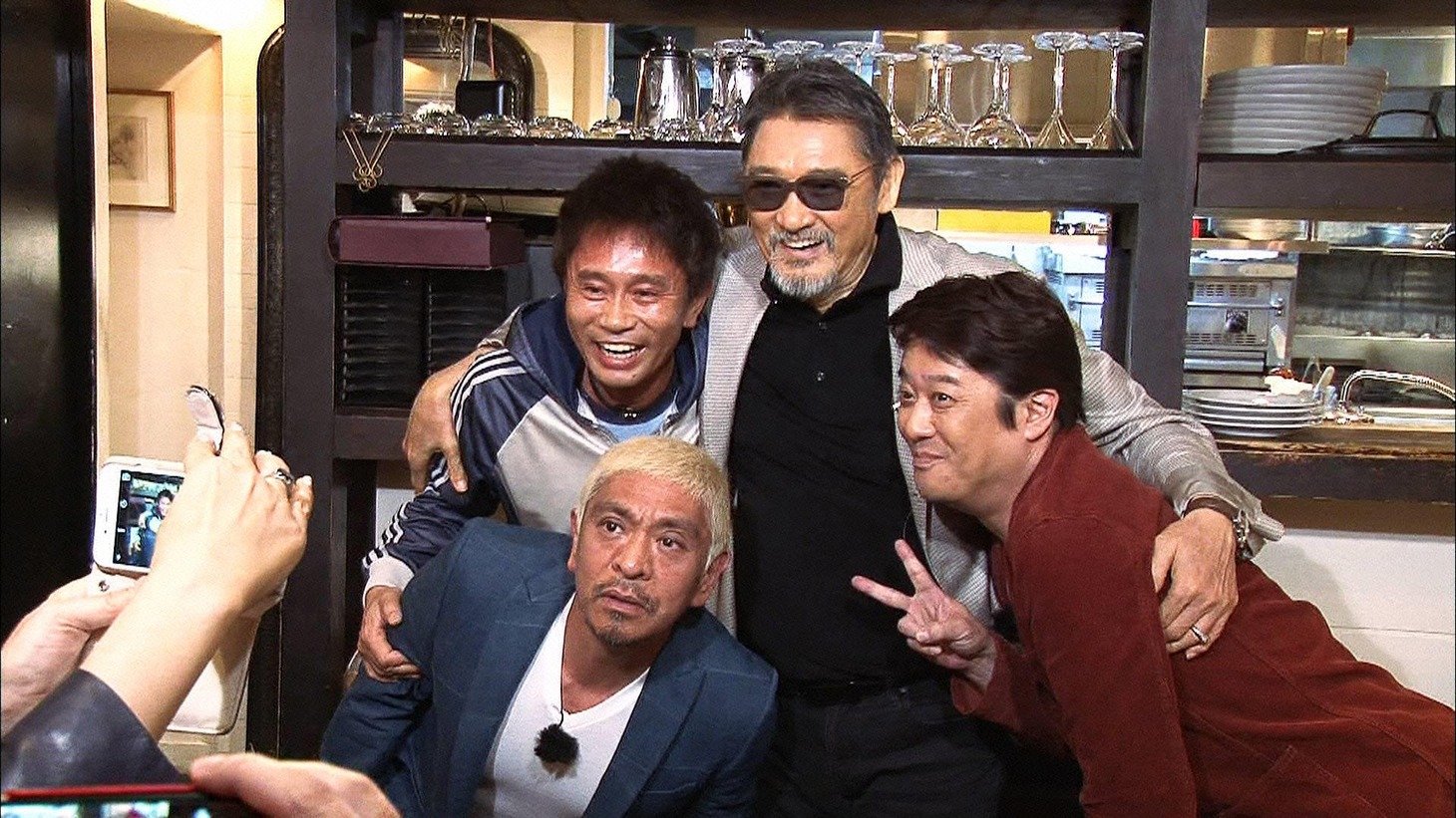 記念撮影をする萩原健一、ダウンタウン、坂上忍。(c)フジテレビ