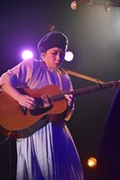 伊東妙子（G, Vo）