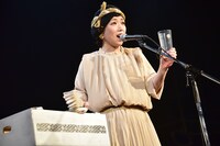 グッズを紹介する伊東妙子（G, Vo）。