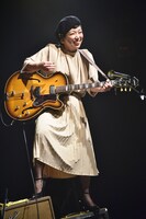 伊東妙子（G, Vo）