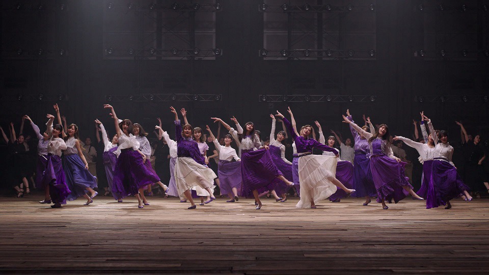 乃木坂46「Sing Out!」ミュージックビデオのワンシーン。