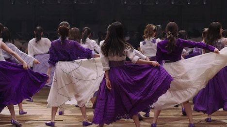 乃木坂46「Sing Out!」ミュージックビデオのワンシーン。