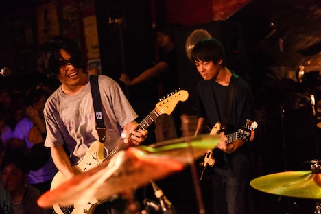 左から横山優也（Vo, G）、佐藤知己（B）。（Photo by Masanori Fujikawa）
