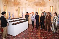 菅田将暉のために用意されたローファー。(c)関西テレビ