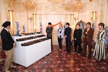 菅田将暉のために用意されたローファー。(c)関西テレビ