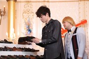 自分にぴったりなローファーを探す菅田将暉。(c)関西テレビ