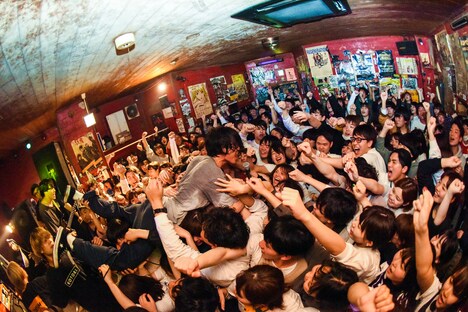 フロアに飛び込んで歌唱する横山優也（Vo, G）。（Photo by Masanori Fujikawa）