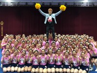 浦川翔平（THE RAMPAGE from EXILE TRIBE）と箕面自由学園のチアリーダー部・ゴールデンベアーズ。(c)関西テレビ