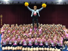 浦川翔平（THE RAMPAGE from EXILE TRIBE）と箕面自由学園のチアリーダー部・ゴールデンベアーズ。(c)関西テレビ