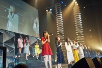 ファイナリストを交えた11人で「はじまりの合図」を歌う神宿。（撮影：草場雄介）