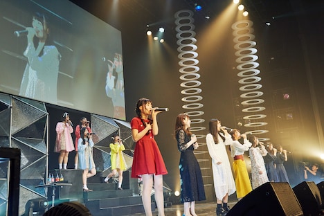 ファイナリストを交えた11人で「はじまりの合図」を歌う神宿。（撮影：草場雄介）