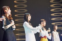 左から塩見きら、辻ゆか、藤田みゆ、高田もも。（撮影：草場雄介）