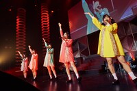 辻ゆかを交えたパフォーマンスの様子。（撮影：草場雄介）