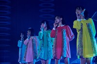 高田ももを交えたパフォーマンスの様子。（撮影：草場雄介）