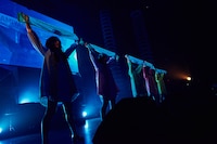 桜木ことを交えたパフォーマンスの様子。（撮影：草場雄介）