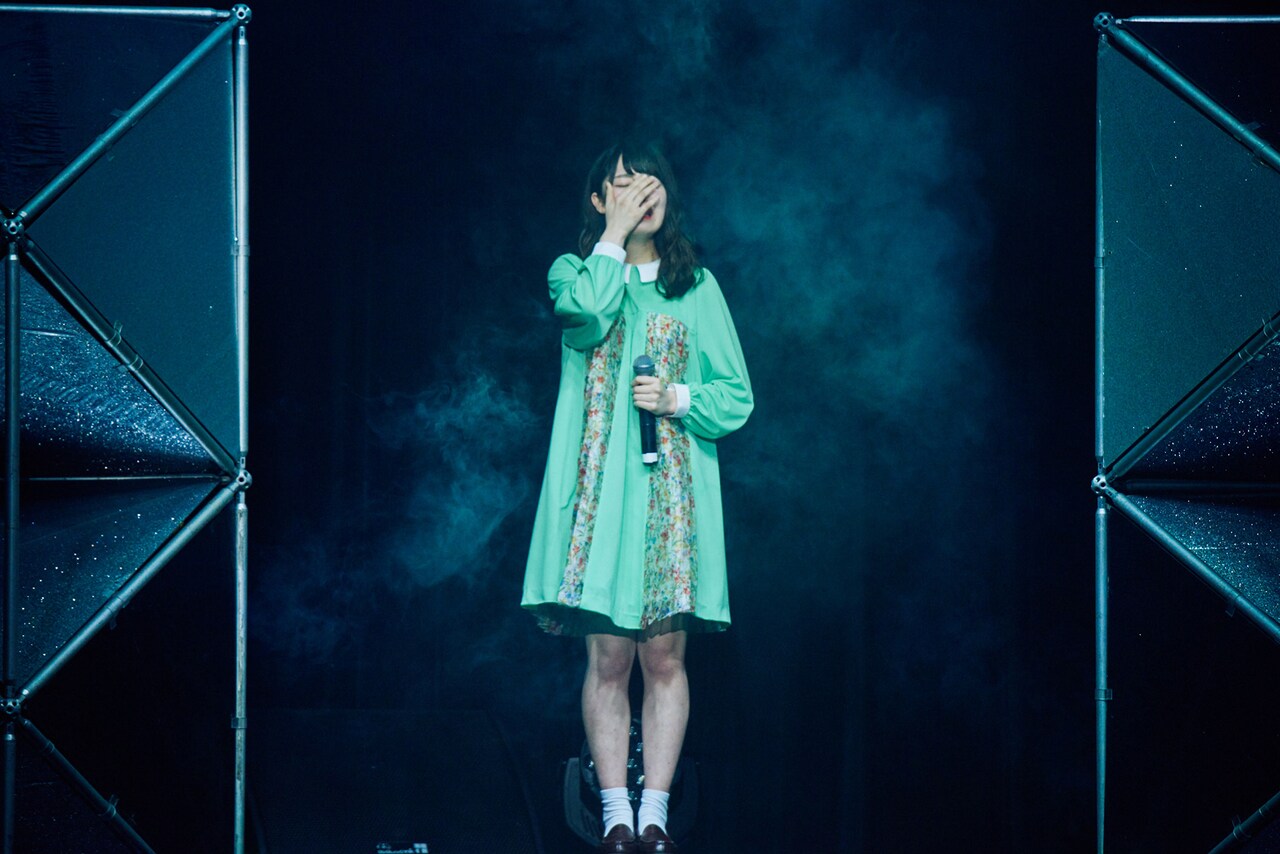 神宿新メンバー決定の瞬間。涙を流す塩見きら。（撮影：草場雄介）