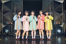 新メンバー・塩見きら（中央）を加えた新生神宿。（撮影：草場雄介）