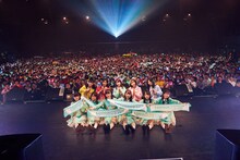 ファイナリスト全員と共に記念撮影する神宿。（撮影：草場雄介）