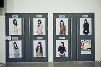 ファイナリスト7人のポスターが貼られたエントランス。（撮影：草場雄介）