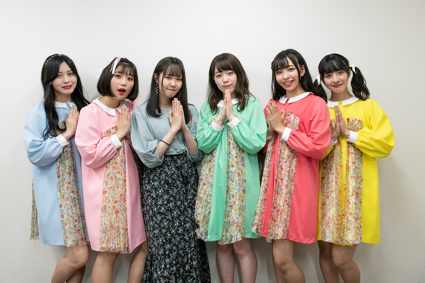 新生神宿と勇退した関口なほ（左から3番目）。