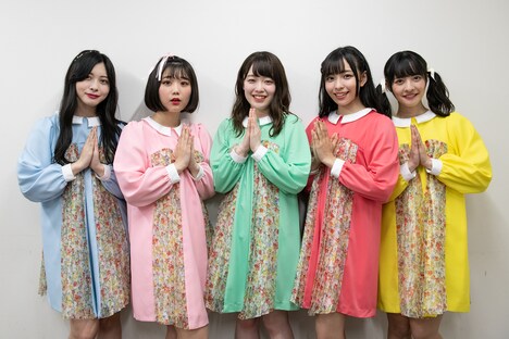 新生神宿。左から羽島めい、小山ひな、塩見きら、一ノ瀬みか、羽島みき。