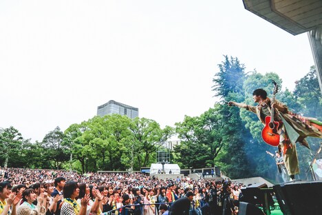 さくらしめじの日比谷野外大音楽堂ワンマンの様子。