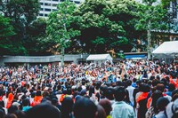 客席の中央で歌うさくらしめじ。