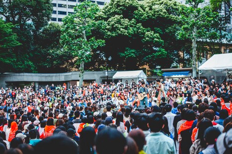 客席の中央で歌うさくらしめじ。