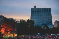 「夕空小道」のパフォーマンスの様子。