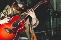 ギターソロでスラップを披露する高田彪我。