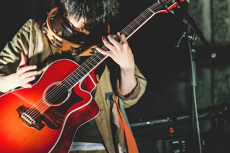 ギターソロでスラップを披露する高田彪我。