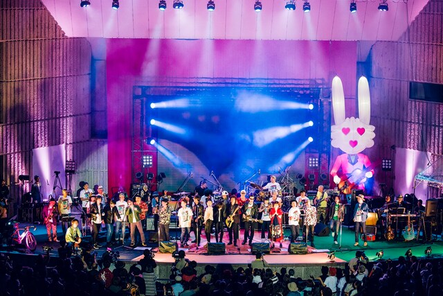 人気画像1位は「『忌野清志郎 ロックン・ロール・ショー』に木村拓哉、宮本浩次、矢野顕子、のんら集結」より、「忌野清志郎 ロックン・ロール・ショー」の様子。